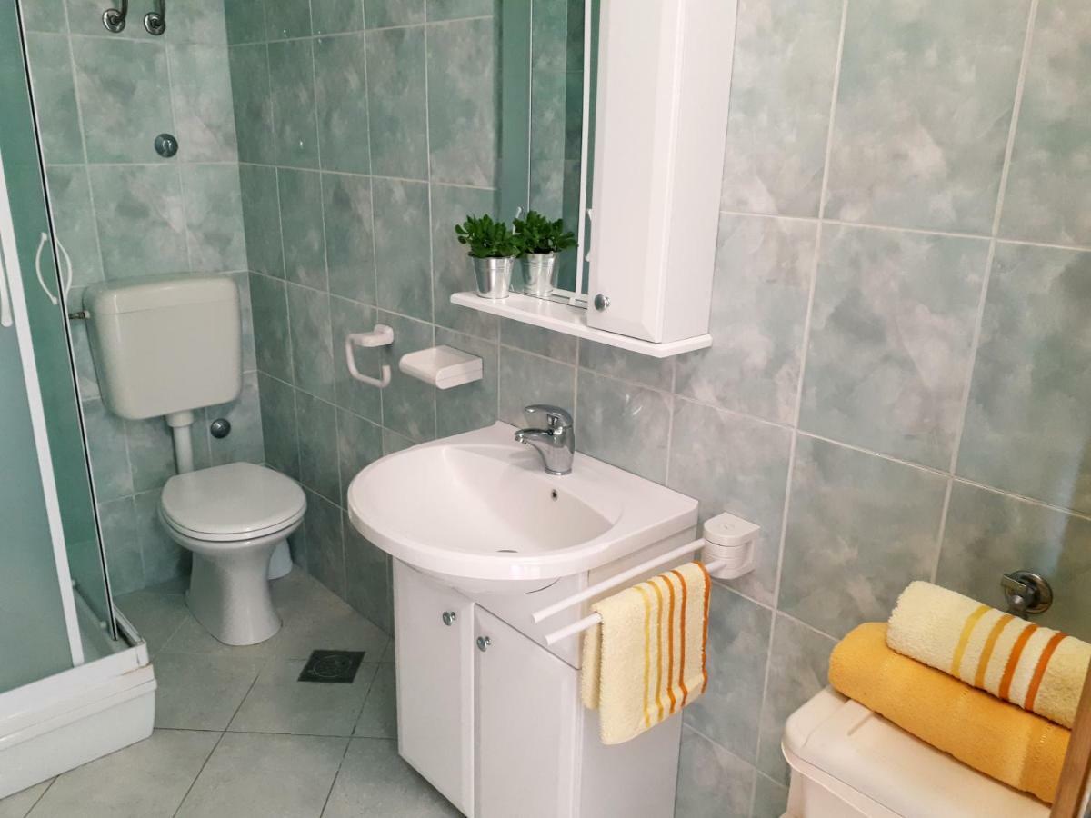 Apartments Dani Бол Екстер'єр фото